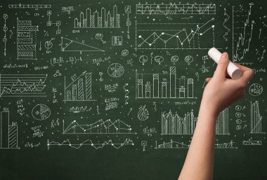 Bir iş adamı tahtaya veri çiziyor