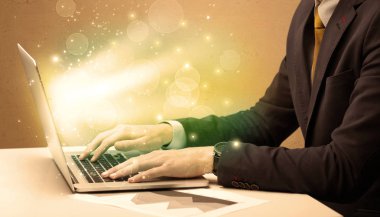 İşadamı laptopta hızlı çalışıyor.