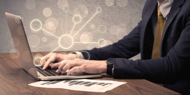 Dizüstü bilgisayarda yazan bilim işçisi