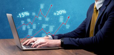 Satıcı dizüstü bilgisayarla grafikle çalışıyor.