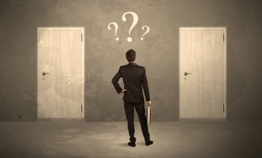 Kapı önünde duran işadamı