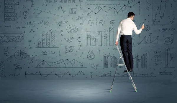 Mann auf Leiter zeichnet Diagramme — Stockfoto