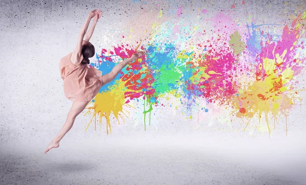 Nowoczesny tancerz uliczny skacze z kolorowymi plamami farby — Zdjęcie stockowe
