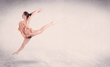 Modern balerin boş arka planla sanat atlayışı yapıyor.