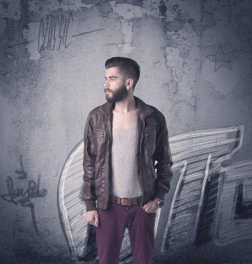 Graffiti duvarında duran manken.