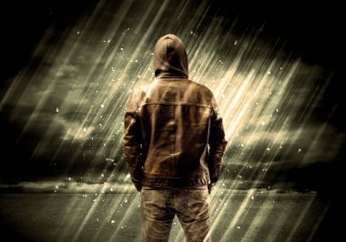 Sigara içen tehlikeli bir suçlu.