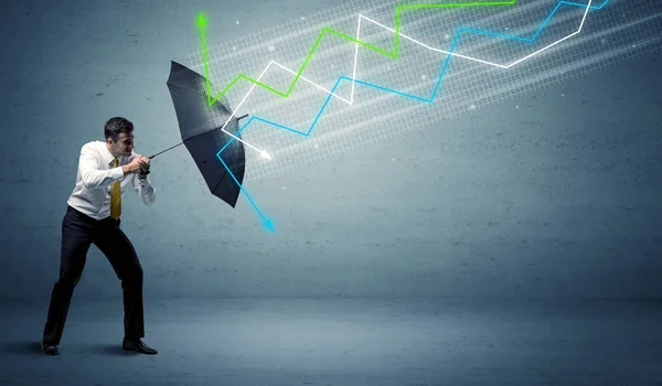Persona d'affari con ombrello e frecce del mercato azionario concetto — Foto Stock