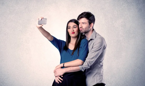 Szczęśliwa para biorąc selfie z przejrzystą ścianą — Zdjęcie stockowe