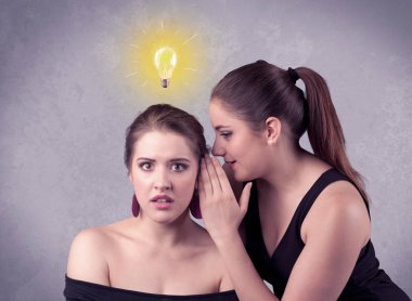 Kız onu kız arkadaşına gizli şeyler söylüyorum