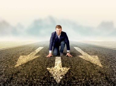 Hazır konumda diz çökmüş işadamı