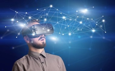 İşadamı ile sanal gerçeklik koruyucu gözlük