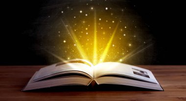Kitap üzerinde sarı ışık