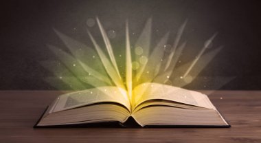 Kitap üzerinde sarı ışık 