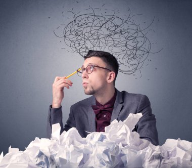 İşadamı buruşuk kağıt üzerinde