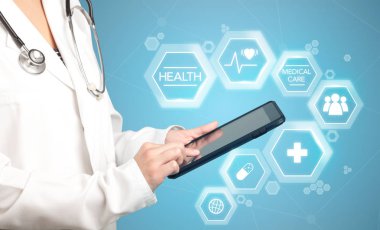 kadın doktor tablet ile