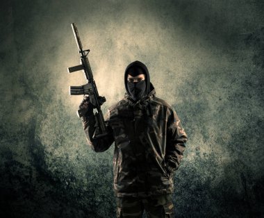 Eski adam Maskeli silahlı askerlerle portresi