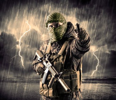 Maske ve bir fırtına silah ile tehlikeli silahlı terör wi