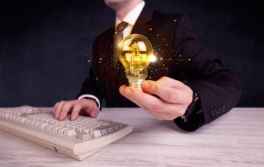 bir ampul tutarak ofis çalışanı