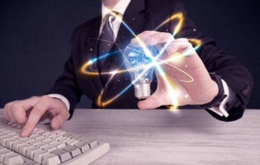 renkli bir ampul tutan işadamı