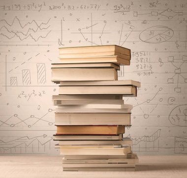 Karalama stilinde yazılmış matematik formülleri olan bir yığın kitap.
