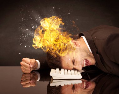 Stresli iş adamının kafası yanıyor.