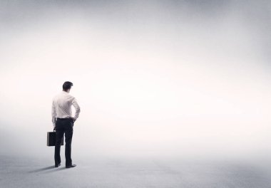 Boş beyaz arkaplanı olan satıcı