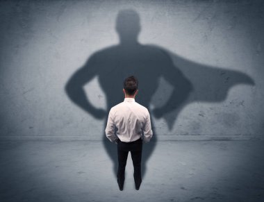 Süper kahraman gölgesi olan başarılı bir iş adamı.