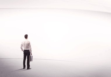 Çantası yerinde duran bir iş adamı.