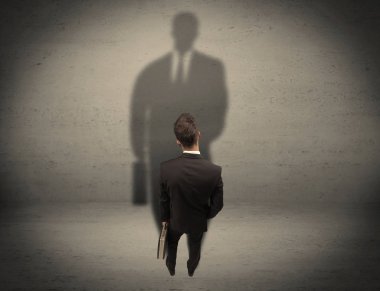 İş adamı büyük gölge kavramına bakıyor