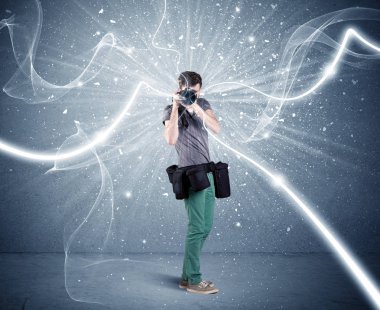 Dinamik çizgileri olan profesyonel fotoğrafçı.