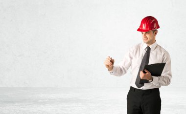 Boşlukta çizim yapan genç mimar