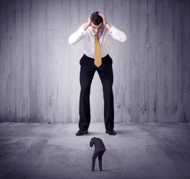 Büyük patron küçük iş adamına lokma atıyor.