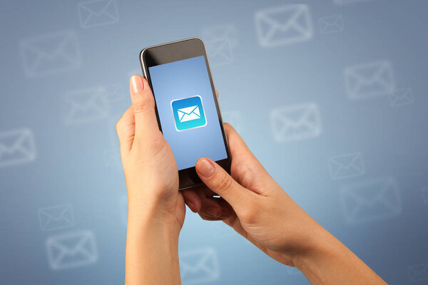 Женщина со смартфоном
