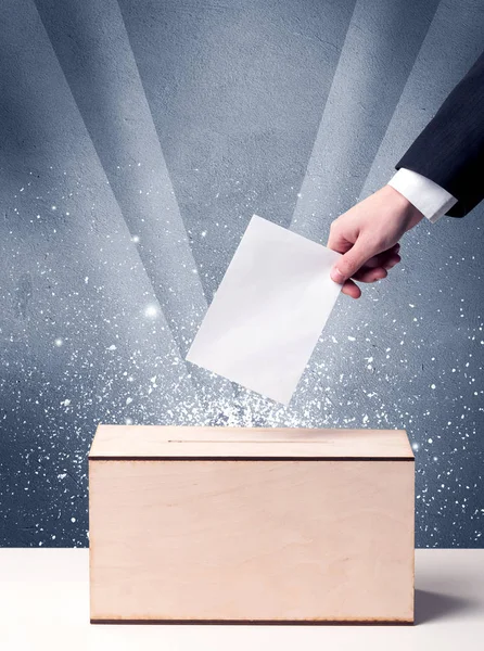 Wahlurne mit Stimmabgabe — Stockfoto