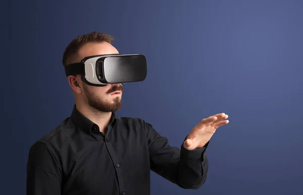 Geschäftsmann mit Virtual-Reality-Brille — Stockfoto