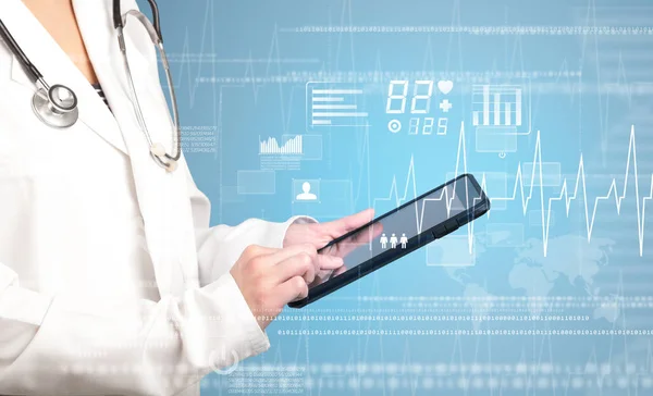 Female doctor with tablet — Stock Photo, Image