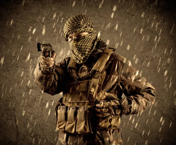 Dangereux soldat terroriste lourdement armé avec masque sur grognement ra — Photo