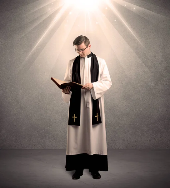 Молодой священник, дающий свое благословение — стоковое фото