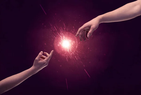 Dotykanie dłoni rozświetla blask w kosmosie — Zdjęcie stockowe