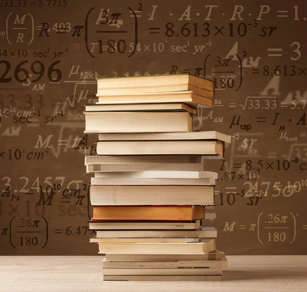 Livros sobre fundo vintage com fórmulas matemáticas — Fotografia de Stock
