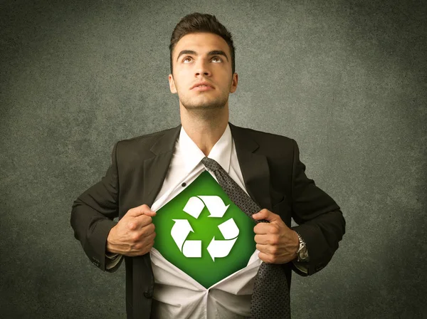 Enviromentalist homem de negócios rasgando fora camisa com sinal de reciclagem — Fotografia de Stock