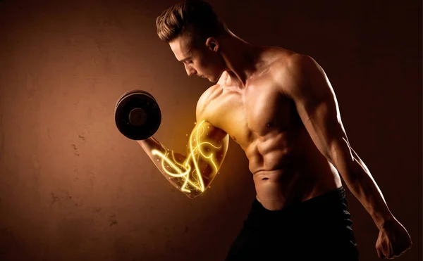 Gespierd lichaam bouwer tillen gewicht met energie lichten op de biceps — Stockfoto