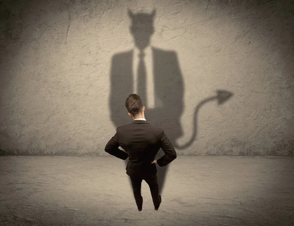 Торговець стикається з власною тінню диявола — стокове фото