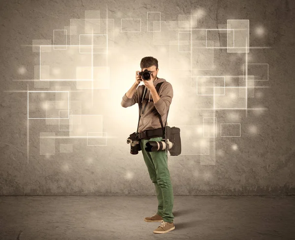 Masculino holdig câmera profissional com lente — Fotografia de Stock
