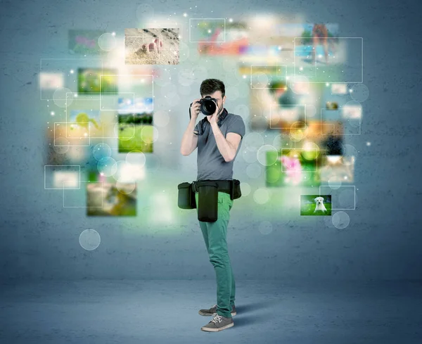 Fotograaf met beelden uit het verleden — Stockfoto