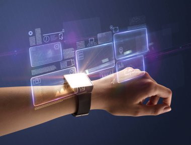 Kadın el smartwatch ve koyu arka plan
