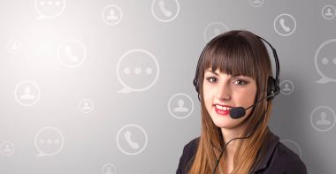 Genç kadın telemarketer