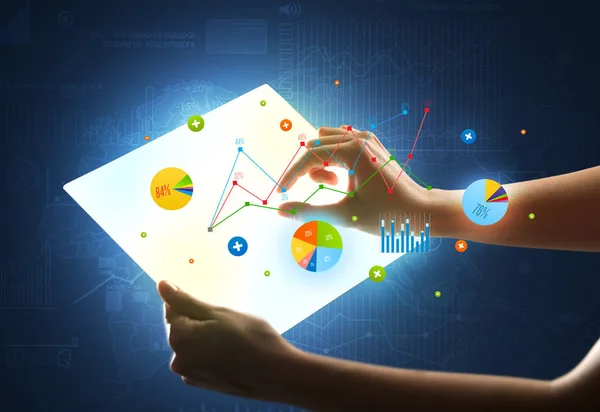 Händer att vidröra en glasliknande tablett med diagram — Stockfoto