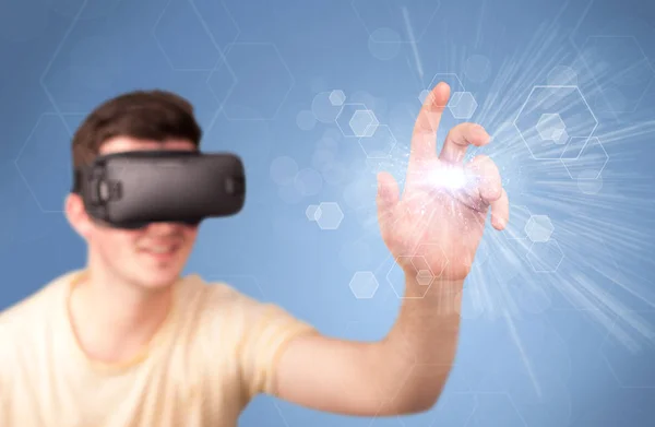 Man wearing virtual reality goggles — Stock Photo, Image