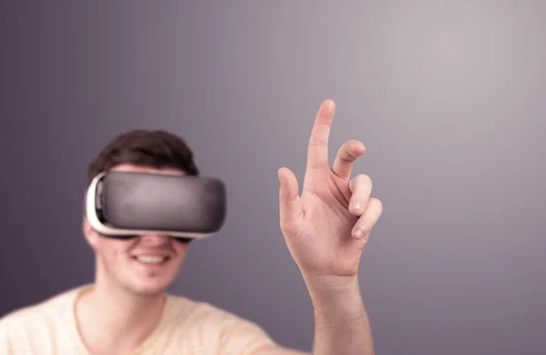 Man wearing virtual reality goggles — Stock Photo, Image